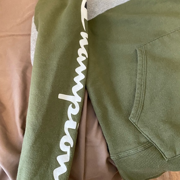 Champion Sweatshirt - Picture 2 of 3